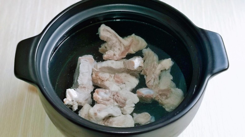 排骨冬瓜汤,再加入纯净水,适当多一些,因为需要熬的久一点。