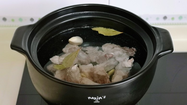 排骨冬瓜汤,开煤气,大火烧开,转小火慢熬30分钟左右。