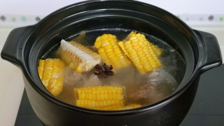 排骨冬瓜汤,30分钟后加入切好的玉米,再熬20分钟。