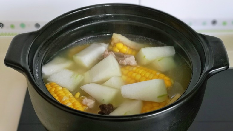排骨冬瓜汤,20分钟后加入切好的冬瓜,再熬5分钟。