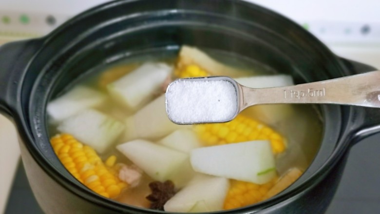 排骨冬瓜汤,按个人口味加入盐,中火煮5分钟关火。