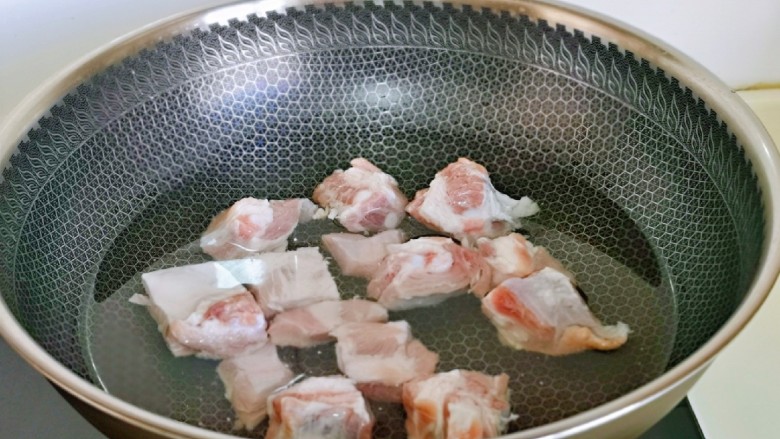 油焖大闸蟹,再焯水,冷水下锅,大火烧开后,将血沫撇出,煮2分钟,捞出温水冲洗干净,淋干水分备用。