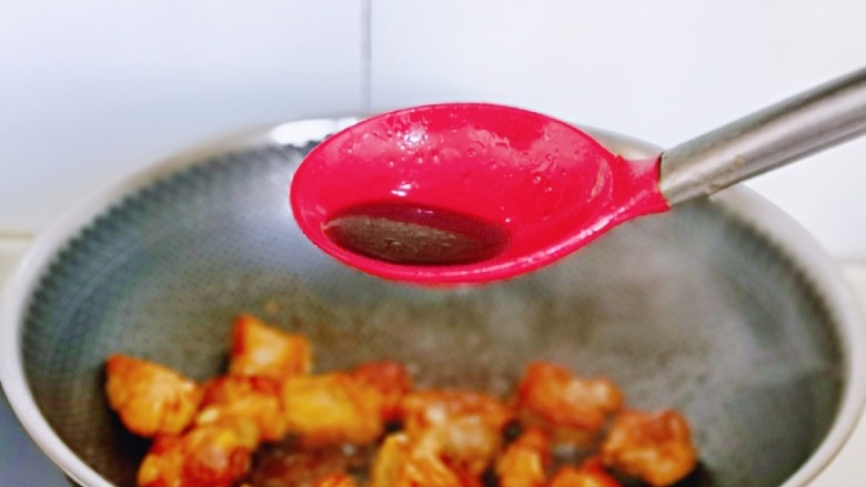 油焖大闸蟹,加入<a style='color:red;display:inline-block;' href='/shicai/ 788'>生抽</a>,小火翻炒2分钟。