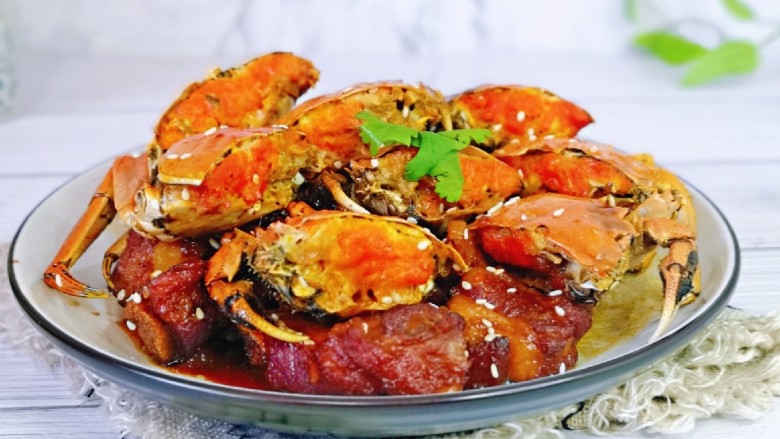 油焖大闸蟹,排骨吸收了螃蟹的鲜味儿,嗲,排骨酥烂,螃蟹鲜美,简单易学,美味佳肴。