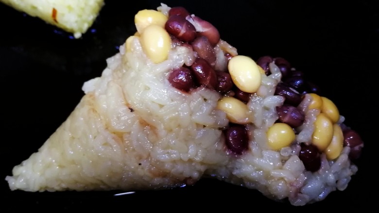 蜜枣白粽+彩豆肉粽,煎至表面微微上色,同时给粽子加点温度。