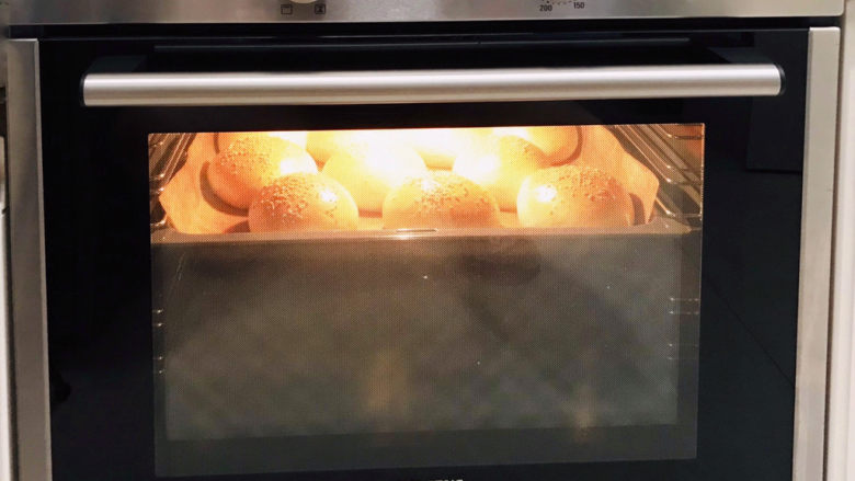 基础汉堡胚,烤箱180度20分钟,看见上色均匀漂亮就可以关火了