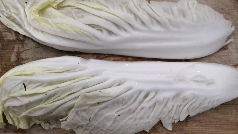 白菜炖豆腐,白菜沥干水份后,从中间,划开