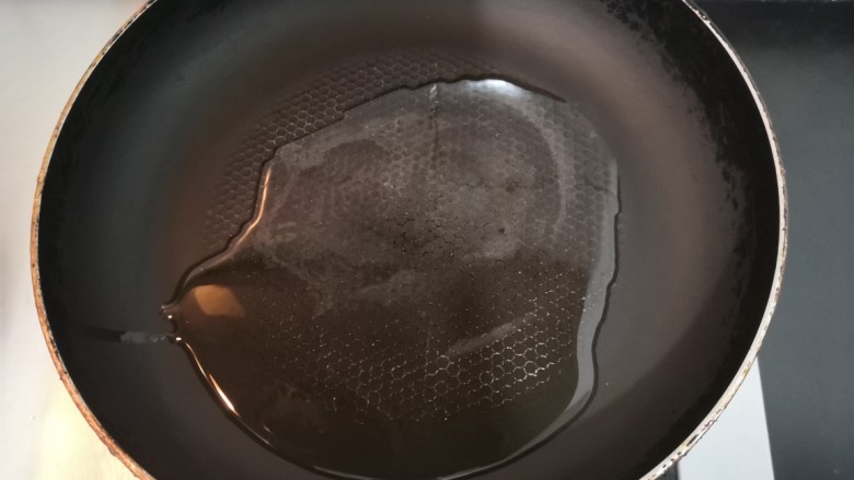 白菜炖豆腐,热锅,起油20克
