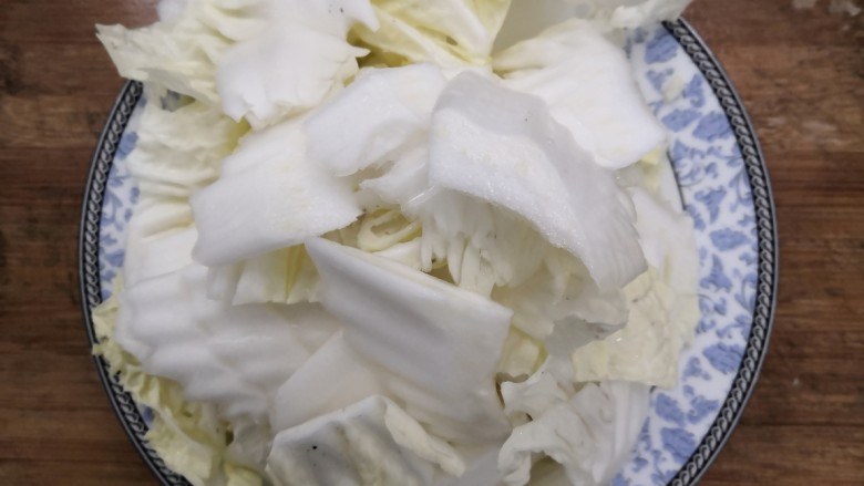 白菜炖豆腐,切好的白菜,放入盘中,备用