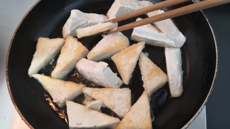 白菜炖豆腐,把豆腐两面,都煎至金黄