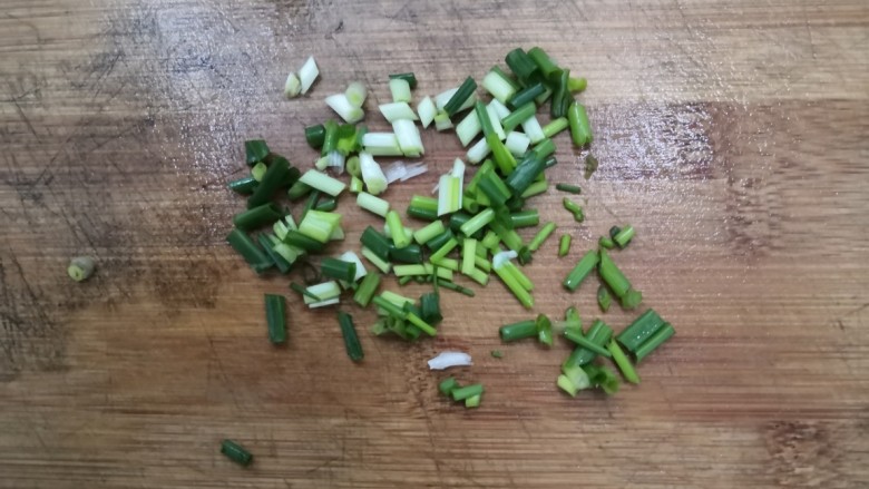 白菜炖豆腐,小葱洗干净,切成丁,备用