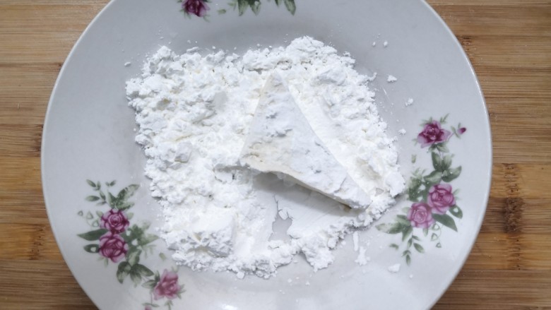 白菜炖豆腐,淀粉放盘中,把豆腐两面,都拍了淀粉
