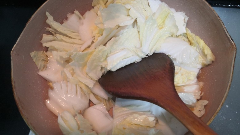 白菜炖豆腐,把包菜,翻炒均匀