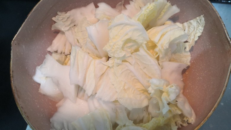 白菜炖豆腐,油热,倒入包菜