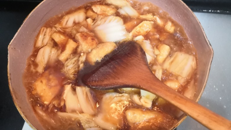 白菜炖豆腐,用铲子,翻拌均匀,大火烧煮