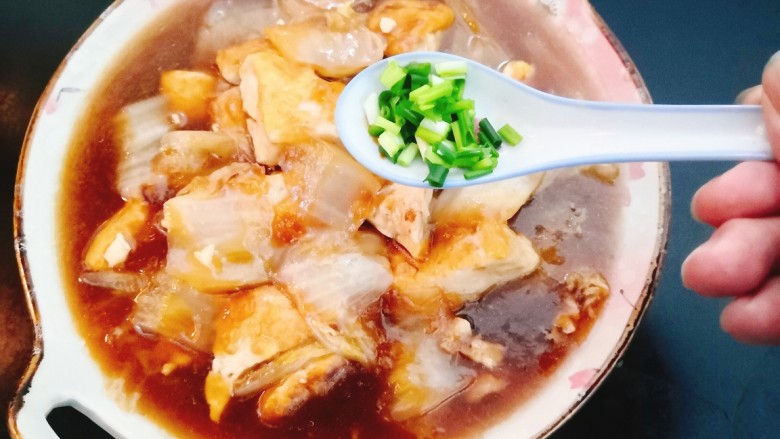 白菜炖豆腐,盛出,洒上葱花