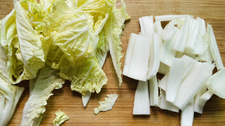 白菜炖豆腐,白菜杆切段,白菜叶切段