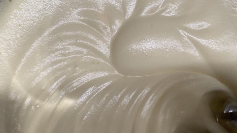 菠菜海绵蛋糕,再用低速打发蛋糊30秒左右,为了消除刚才高速打发的大泡。