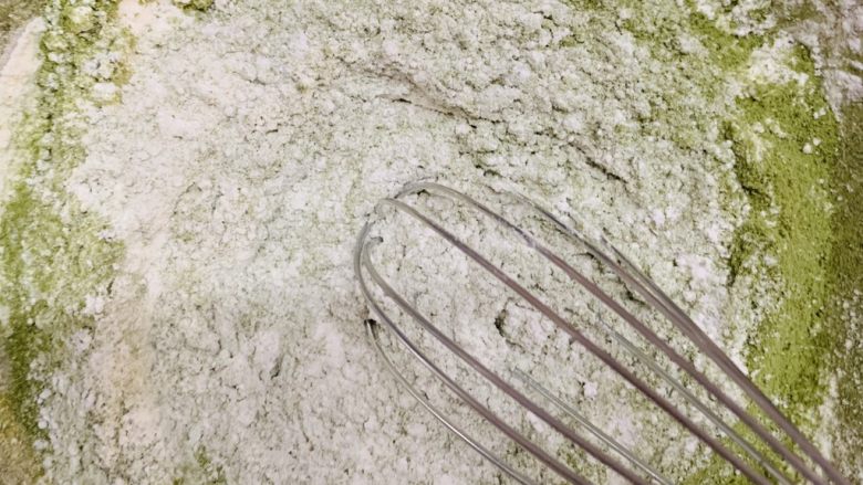 菠菜海绵蛋糕,搅拌均匀,避免菠菜粉遇液体凝固成块。