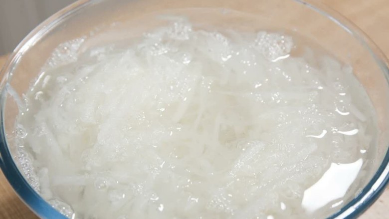 广式萝卜糕,然后放入沸水烫两分钟捞出,泡冷水放凉