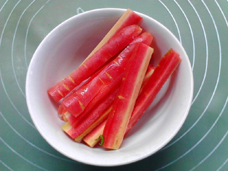 白菜炖豆腐,胡萝卜洗净后切成长条,