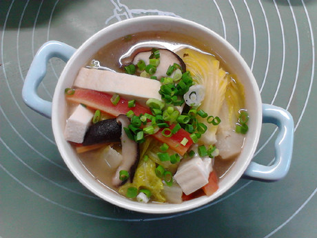 白菜炖豆腐,出锅,撒上葱花即可。