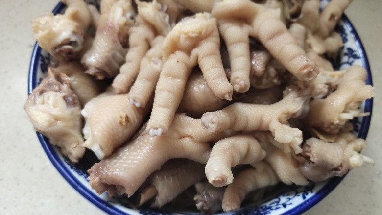 蒜香柠檬鸡爪,再用凉水冰一下,增加鸡爪的口感😝