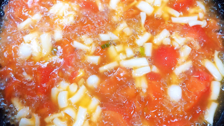 白玉菇鸡蛋汤,倒入500ml水,烧开锅,煮2-3分钟。