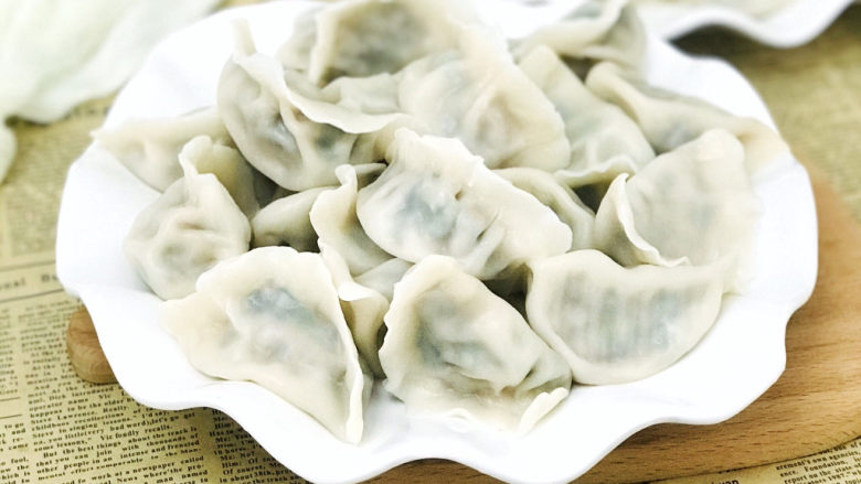 鲜美的茼蒿水饺,关火后,将饺子捞出来,上桌开吃吧