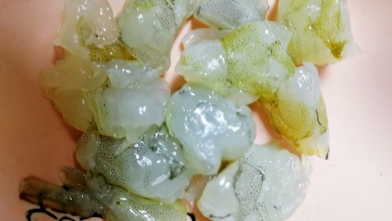 脆皮日本豆腐,虾洗净去头,去壳,挑去虾线,切粒。