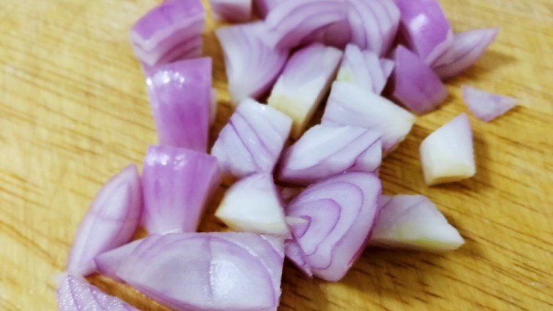 脆皮日本豆腐,小圆葱去掉老皮,切小块。