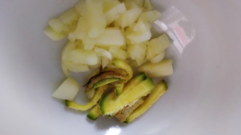 脆皮日本豆腐,一片<a style='color:red;display:inline-block;' href='/shicai/ 2800'>生姜</a>切条,两瓣蒜切碎。