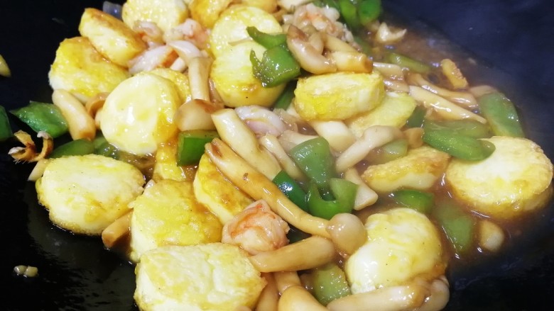 脆皮日本豆腐,轻轻晃动炒锅,文火让汤汁包裹上豆腐。
