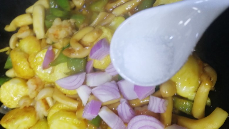 脆皮日本豆腐,放入小圆葱碎,洒半小勺盐。