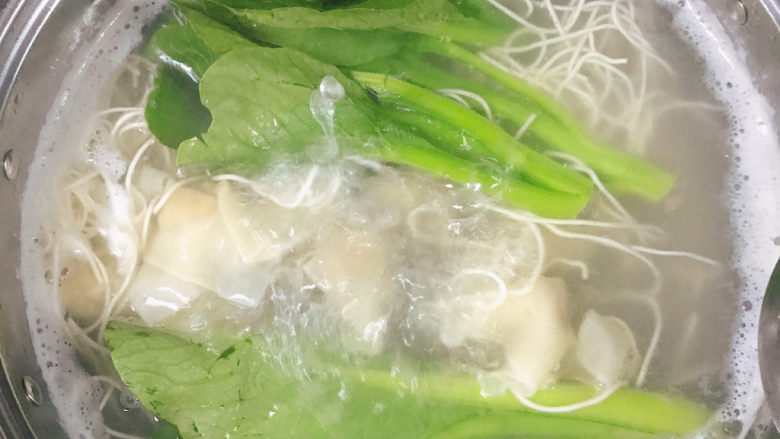 云吞面,放入菜心