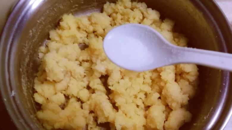 奶油炸糕,黄油融化 加入盐