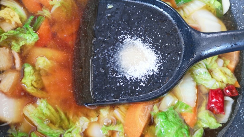 白菜炖豆腐,加入开水,放盐调味。
