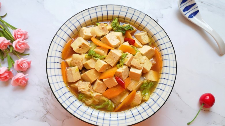 白菜炖豆腐,汤汁鲜美,白菜豆腐醇香。