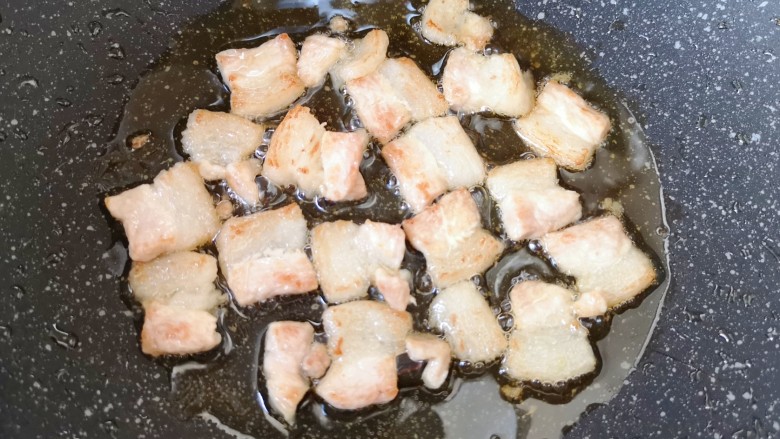 白菜炖豆腐,炒锅内倒适量的食用油烧热,下入肉片煸炒出油脂。