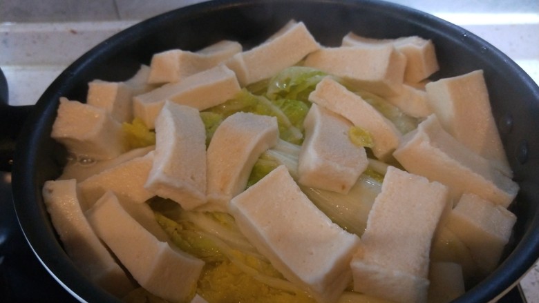 白菜炖豆腐,炖到豆腐漂起来,白菜软烂。