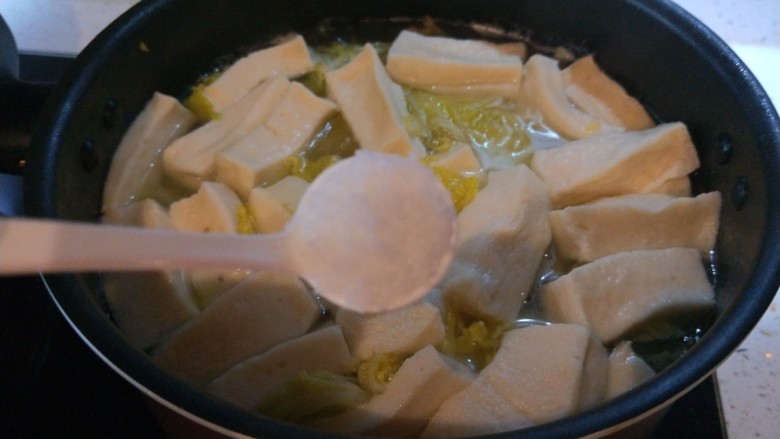 白菜炖豆腐,加入一小勺盐,<a style='color:red;display:inline-block;' href='/shicai/ 813'>鸡粉</a>。