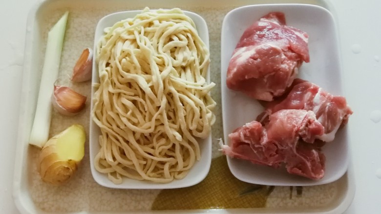排骨焖面,食材准备好