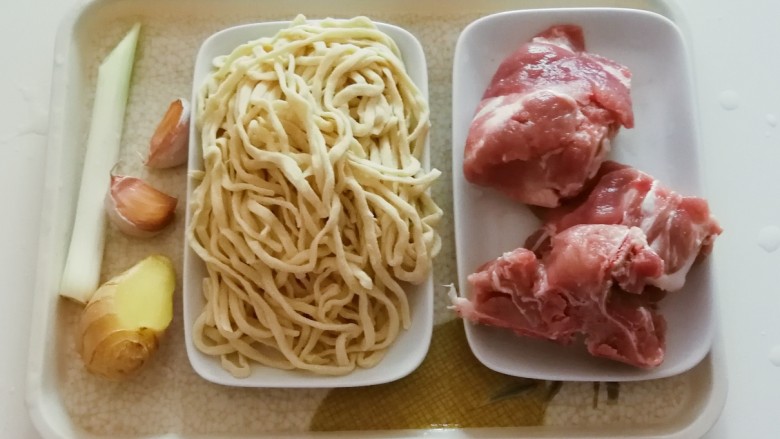 排骨焖面,食材准备好 