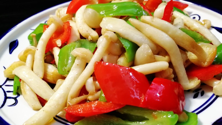 减脂系#素炒白玉菇青椒#,今日份配菜又来了、美味又好看!