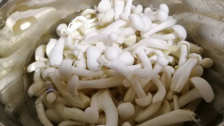 减脂系#素炒白玉菇青椒#,锅里放水烧开,白玉菇焯一下,不要煮的时间过长。