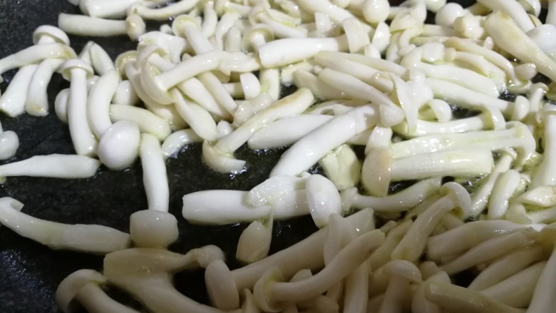减脂系#素炒白玉菇青椒#,白玉菇放入锅内炒一分钟即可。