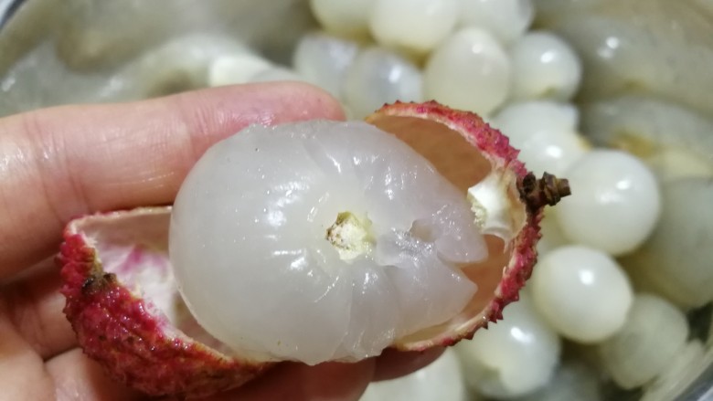 荔枝罐头,荔枝去蒂剥皮,全部处理好后放入盆中。
