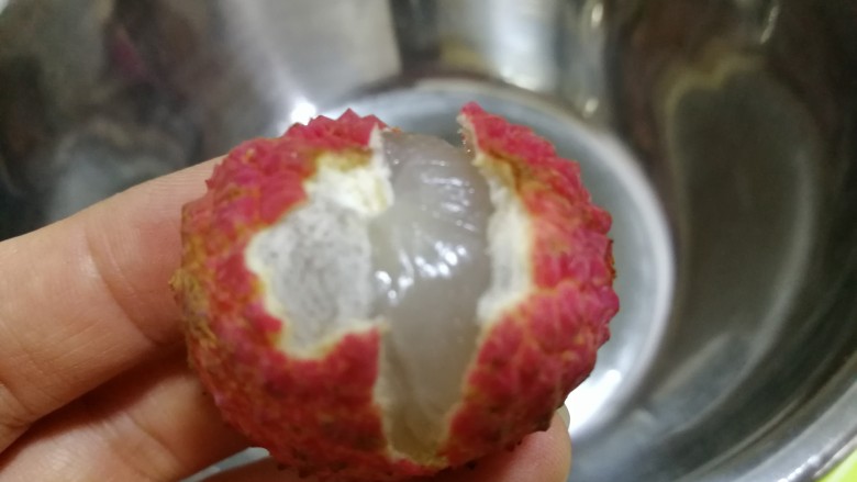 荔枝罐头,用手轻捏荔枝就裂开啦,仔细看荔枝的外皮上有一道线。