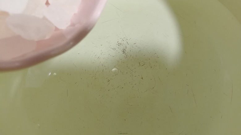 荔枝罐头,搪瓷盆或不锈钢盆倒入适量的清水。喜欢喝糖水的,可以多放一些清水。