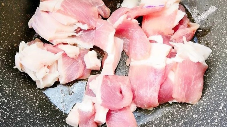 干锅千叶豆腐,起锅烧油,先把猪肉放入锅中煸炒